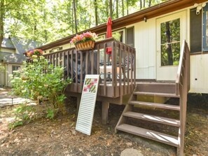 Terrace/patio - Escape to Ocean Pines 2 BR home .Tiki Bar, Screen Porch, Fire Pit. WiFi. A/C (Ocean Pines)