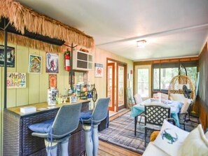 Dining - Escape to Ocean Pines 2 BR home .Tiki Bar, Screen Porch, Fire Pit. WiFi. A/C (Ocean Pines)