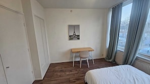 3 soverom, skrivebord, strykejern/-brett og wi-fi (inkludert)