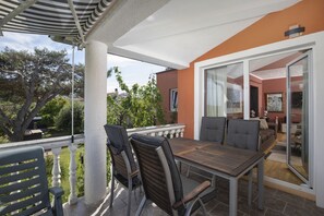 Outdoor dining - Apartment Valentino 5 with shared Pool (Ližnjan)