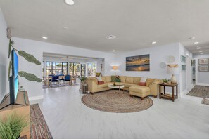 Smart TV, ping pong - Unwind on Windsor. Spacious 5-bedroom house in soothing Cape Coral on Canal (Cape Coral)