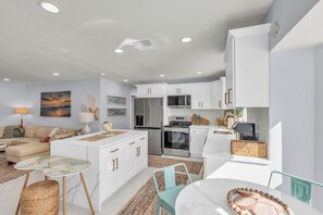 Interior - Unwind on Windsor. Spacious 5-bedroom house in soothing Cape Coral on Canal (Cape Coral)