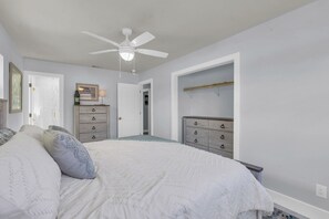 5 bedrooms, travel cot, free WiFi, bed sheets - Unwind on Windsor. Spacious 5-bedroom house in soothing Cape Coral on Canal (Cape Coral)