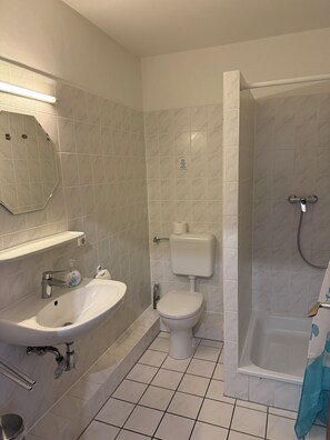 Een douche, handdoeken