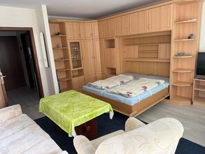 WiFi (free), bed sheets