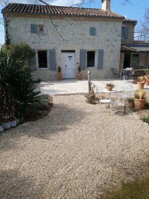 Outdoor dining - Vrbo Property (Saint-Martin-de-Goyne)