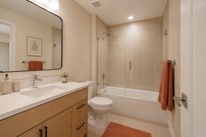 Junior-Zimmer, Stadtblick | Badezimmer | Kostenlose Toilettenartikel, Haartrockner, Handtücher, Seife