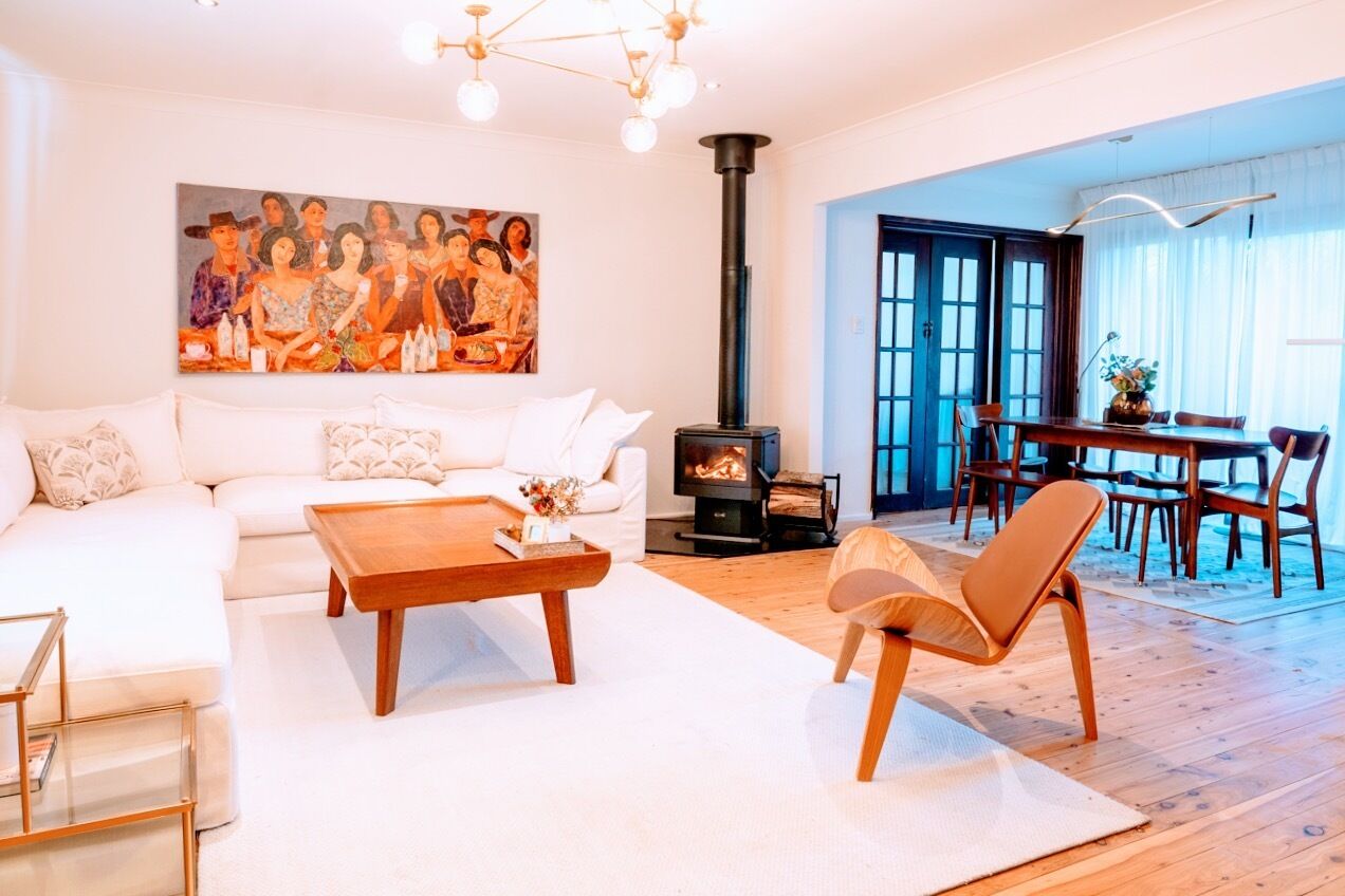 Smart TV, fireplace, books, stereo