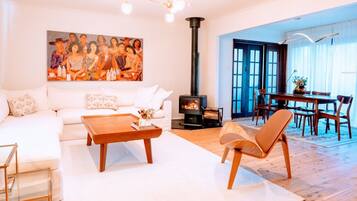 Smart TV, fireplace, books, stereo