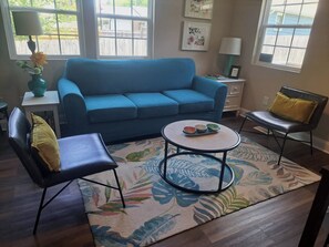 Living area - Quiet 2BR Cottage - 3.9 miles to downtown Durham + close to Duke, DPAC and NCCU (Durham)