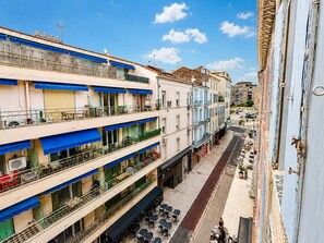A multi-story building with balconies, outdoor seating, and a street view. - GIGI Urban Chic Centre Cannes Croisette on foot (Cannes)