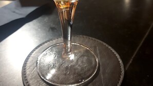 Un bicchiere da cocktail su un sottobicchiere.