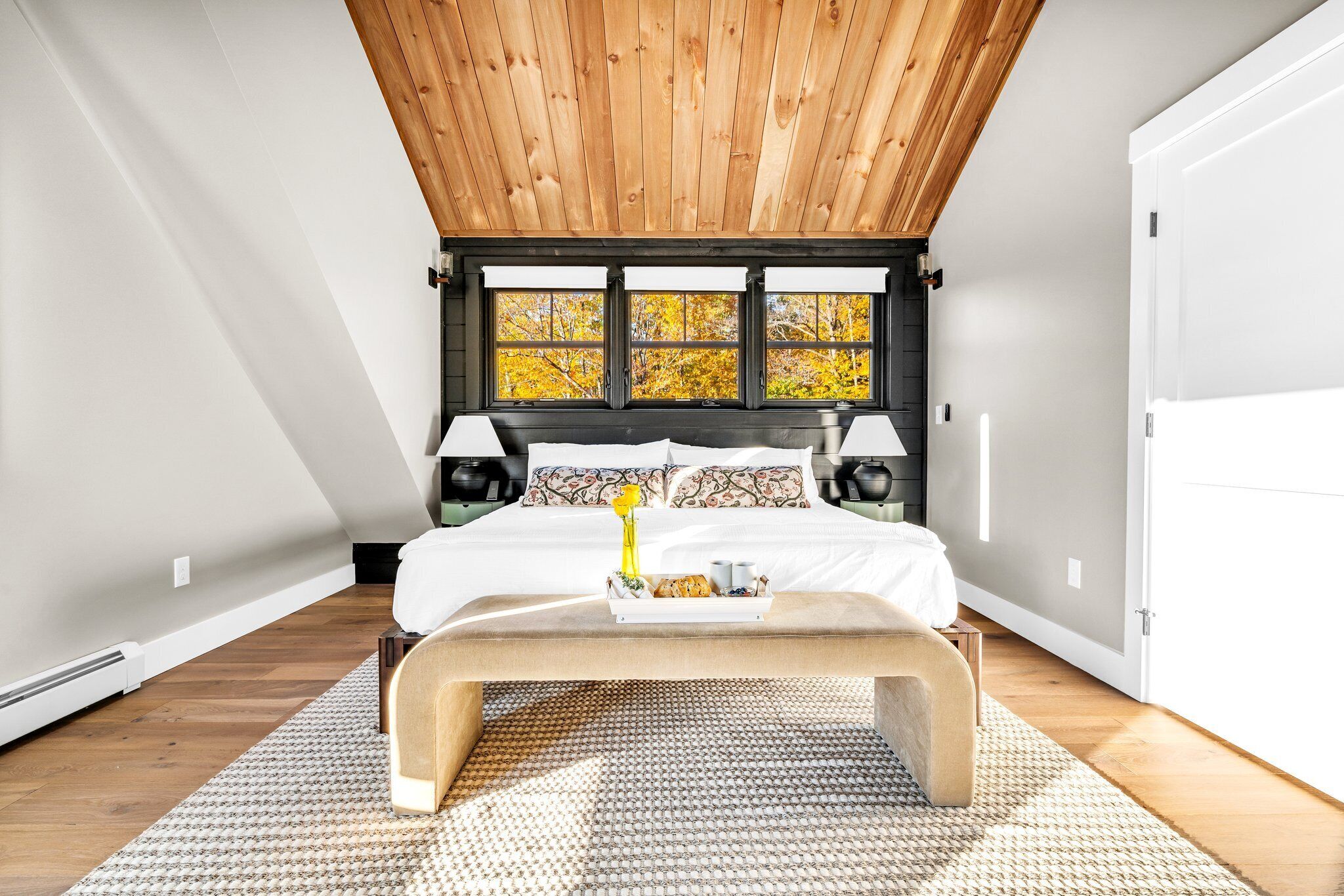 5 habitaciones, escritorio y tabla de planchar con plancha 