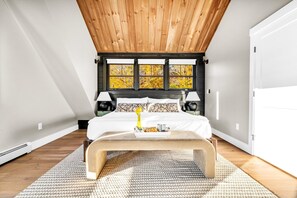 5 Schlafzimmer, Schreibtisch, Bügeleisen/Bügelbrett, Reisekinderbett
