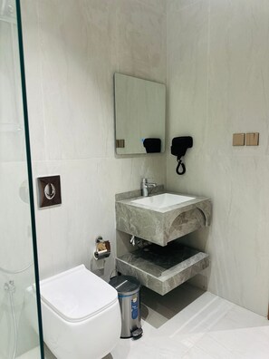 奢华公寓 | 浴室 | 淋浴设施、吹风机、毛巾、肥皂