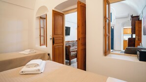 Un dormitorio con una cama, una silla y un escritorio.