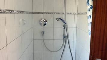 Douche, serviettes fournies