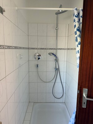 Een douche, handdoeken