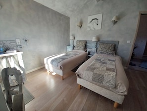 Double or Twin Room - Côté chapelle (Coursegoules)