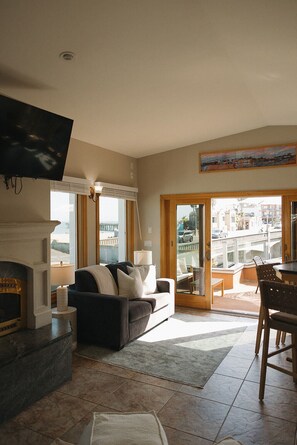 Living area - Charming 3-bedroom house in Capitola perfect for your getaway (Capitola)