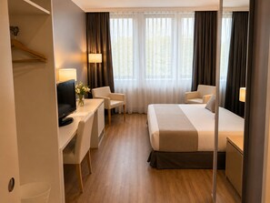 Quarto casal clássico | Cofres nos quartos, escrivaninha, espaço de trabalho para notebook