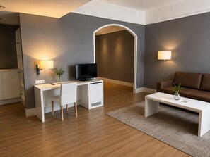 Junior Suite | Living area - guestified. GRAND AIRPORT Hotel (Ratingen)