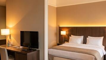 Junior suite | Een kluis op de kamer, een bureau, een laptopwerkplek, gratis wifi