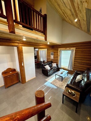 Living area - 1-bedroom cabin 1/2 mile from Grangeville (Grangeville)