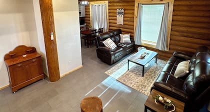 2 bedroom cabin less than a mile from Grangeville