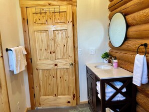 Towels, soap, toilet paper - 1-bedroom cabin 1/2 mile from Grangeville (Grangeville)