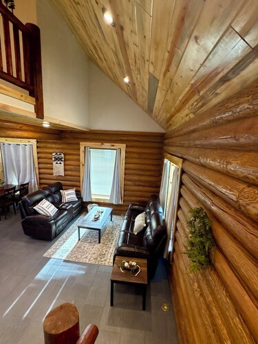 2 bedroom cabin less than a mile from Grangeville