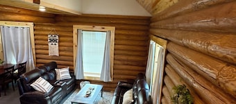 2 bedroom cabin sleeps 4, less than a mile from Grangeville