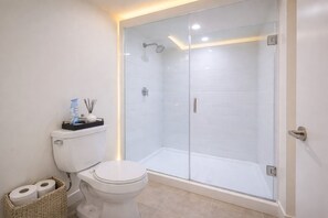 Towels, soap, shampoo, toilet paper - Stylish 2BR Downtown Toronto Retreat Near CN Tower (Toronto)