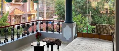 Chambre classique double, balcon, vue sur le jardin | Terrain de l’hébergement