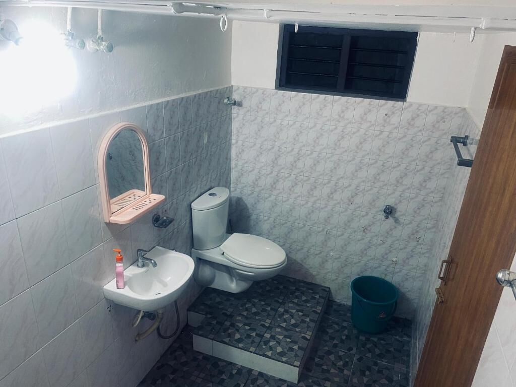 Un baño pequeño con inodoro, lavabo y espejo.