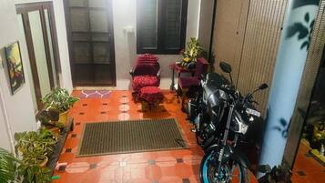 Yhden hengen perushuone, patio, näköala puutarhaan | Sisätilat