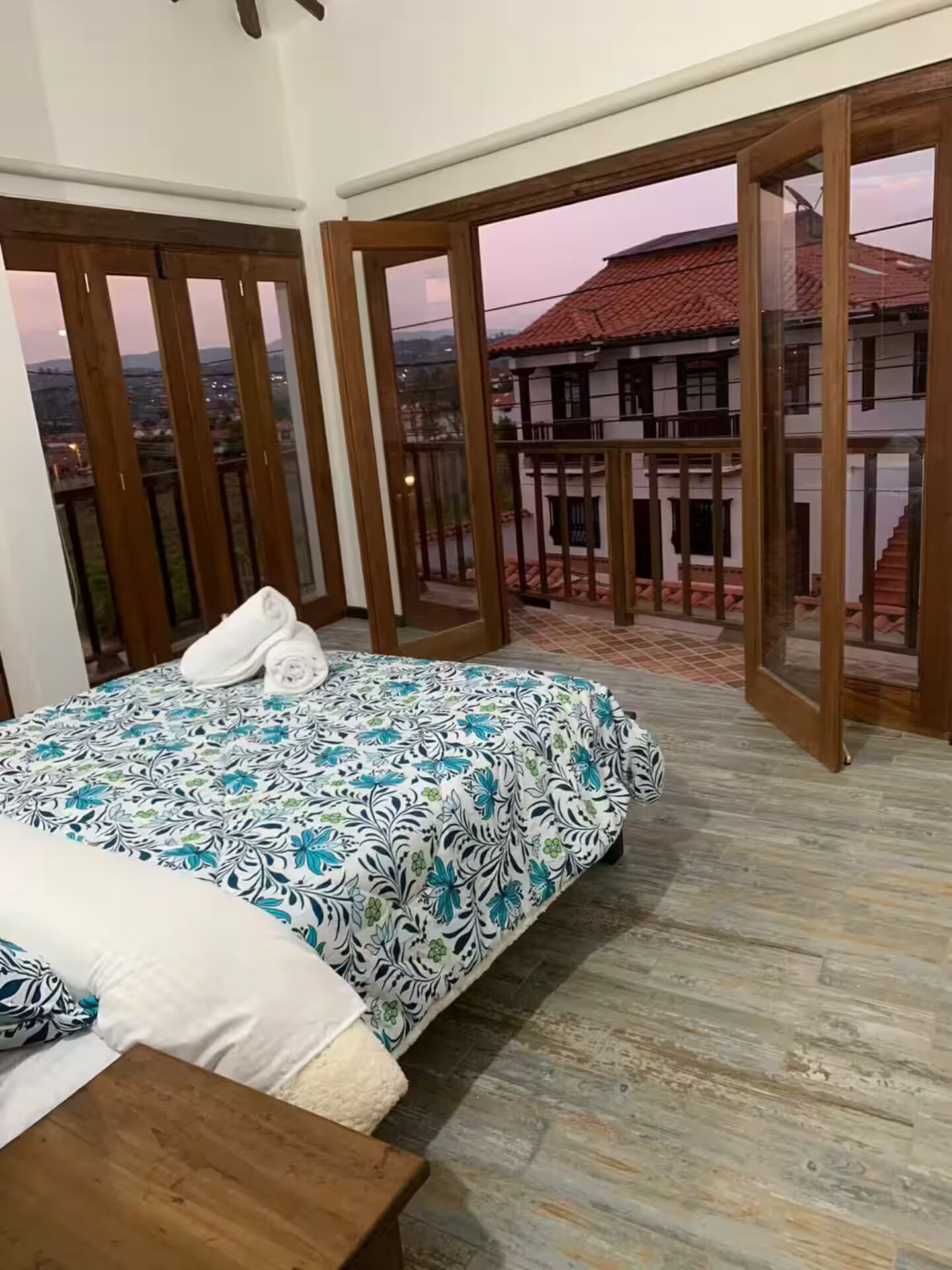 4 habitaciones, tabla de planchar con plancha, wifi y ropa de cama 