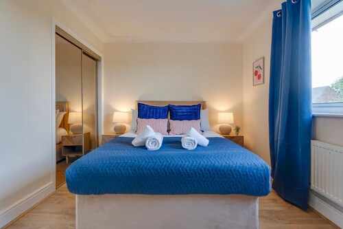Modern Townhouse, Private Garden and Free Parking - Pass the Keys