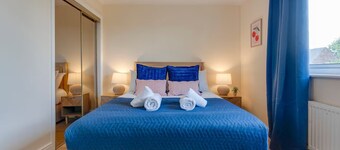 Modern Townhouse, Private Garden and Free Parking - Pass the Keys
