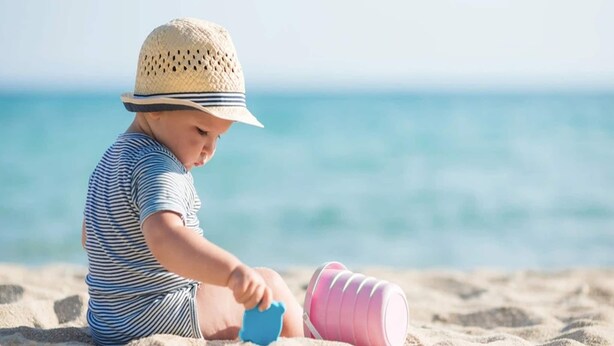 A child playing with sand toys on a beach. - Air-conditioned holiday homes with swimming pool (Mielno)