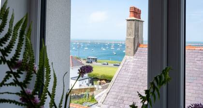 12 Walthew Avenue - sleeps 11 guests in 6 bedrooms