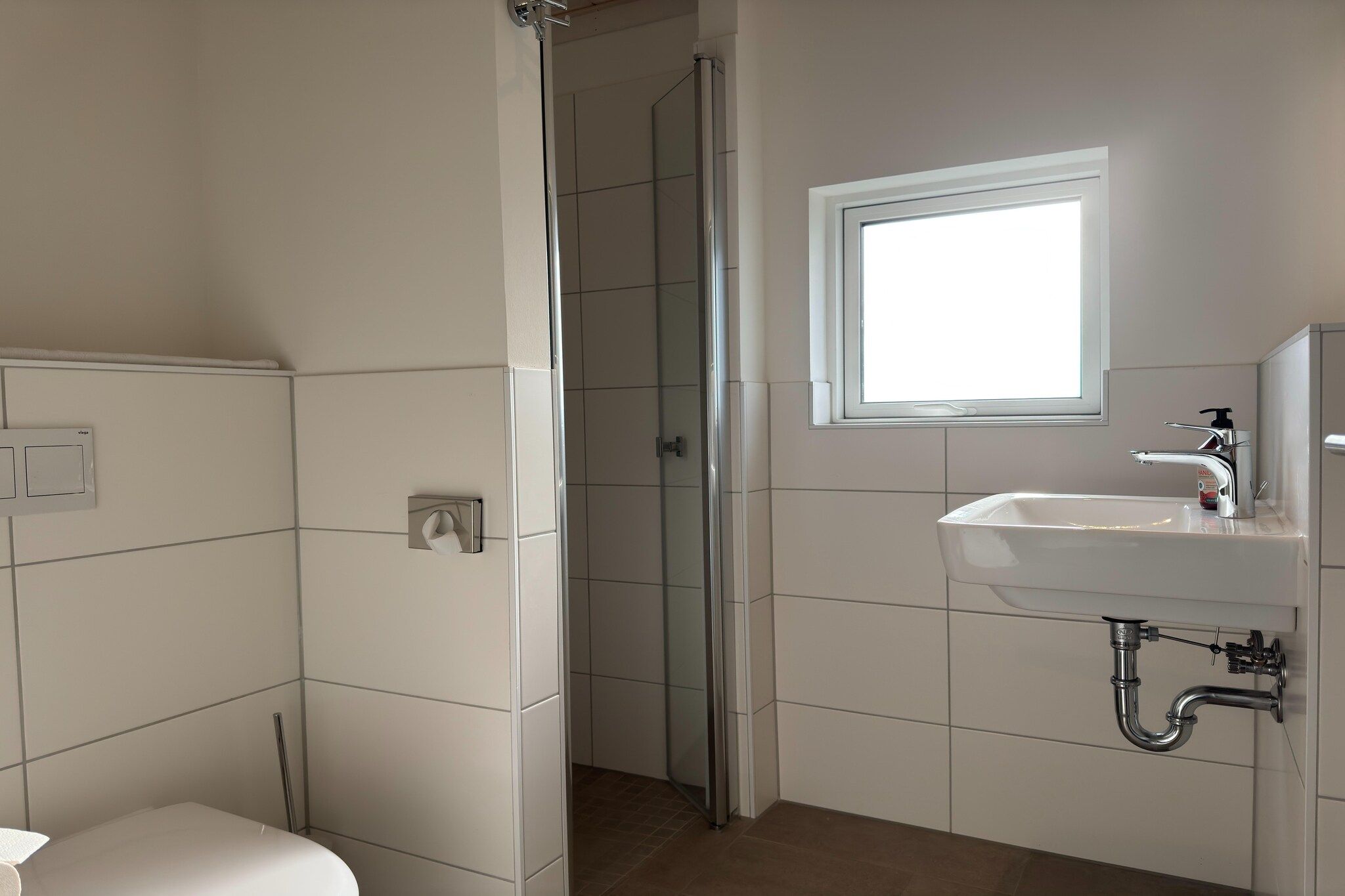 Un baño con ducha, inodoro y lavamanos.