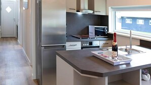 Wasserkocher mit Kaffee-/Teezubehör, Kühlschrank, Mikrowelle, Herdplatte