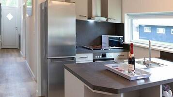 Kühlschrank, Mikrowelle, Herdplatte, Geschirrspüler