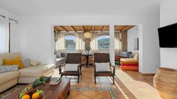 Televisión y chimenea