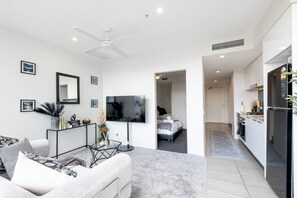 Iron/ironing board, WiFi, bed sheets, wheelchair access - Cosy Apartment in Fortitude Valley (Fortitude Valley)