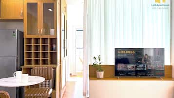 Departamento superior, vista a la ciudad | Área de sala de estar | Smart TV de 45 pulgadas con canales digitales y Netflix
