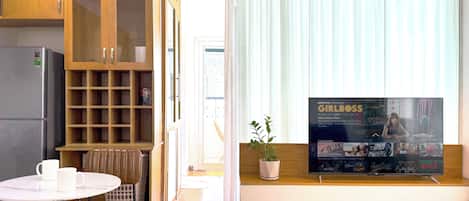 Superior-Apartment, Stadtblick | Wohnbereich | 45-Zoll-Smart-TV mit Digitalempfang, Netflix, Streaming-Dienste