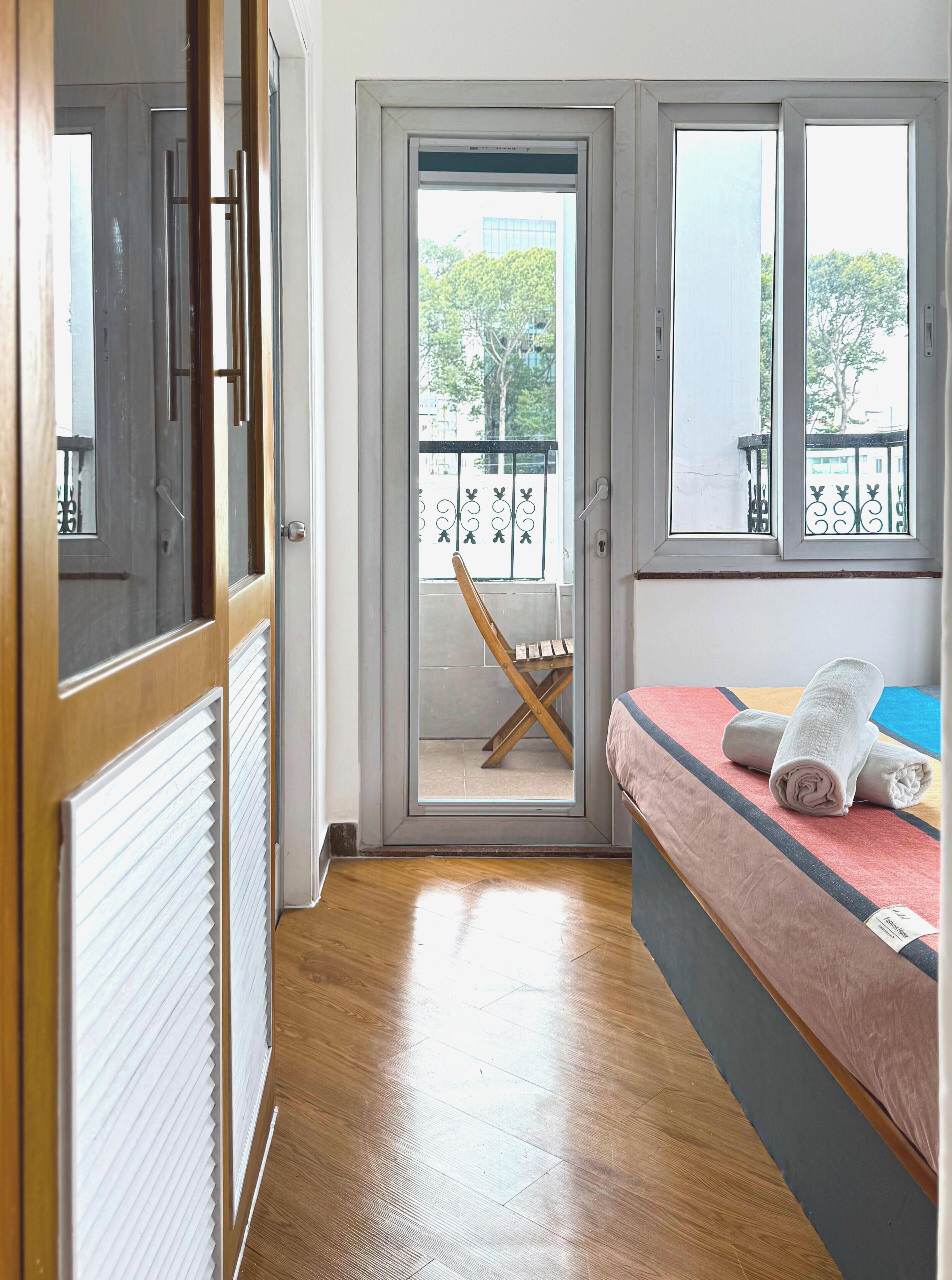 Departamento superior, vista a la ciudad | Decoración personalizada, muebles diferentes y cortinas blackout 