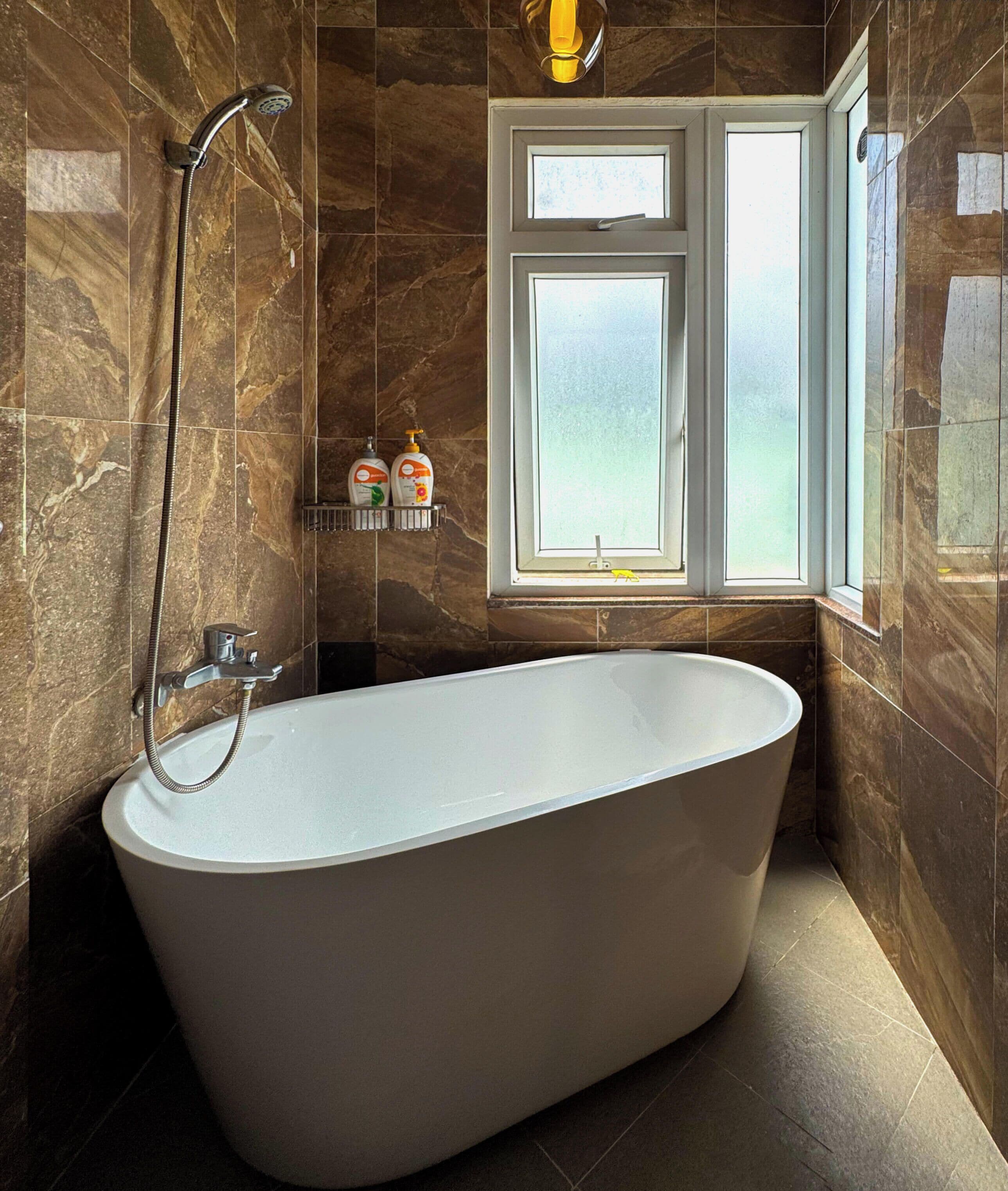 Departamento superior, vista a la ciudad | Baño | Amenidades de baño de diseñador, secadora de cabello, pantuflas, bidet 